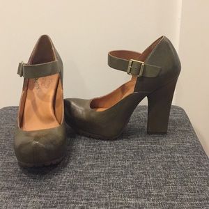 Green high heel shoes size 6